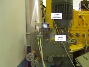 Фотография датчика линейных перемещений на электрогидравлическом преобразователе турбины при настройке системы регулирования и защиты турбины системой "Крона-522"